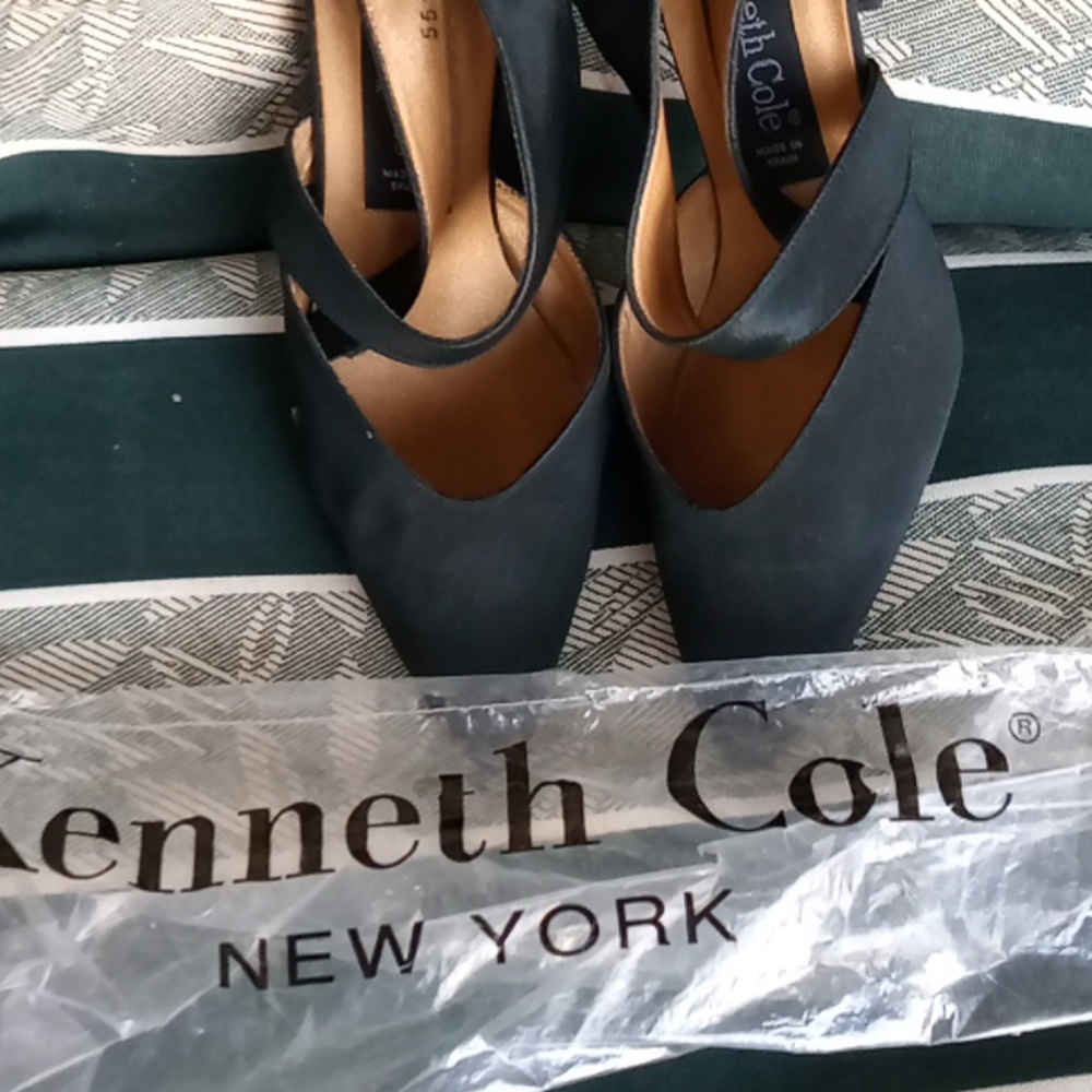 Kenneth Cole black high heels size 6.5 M.